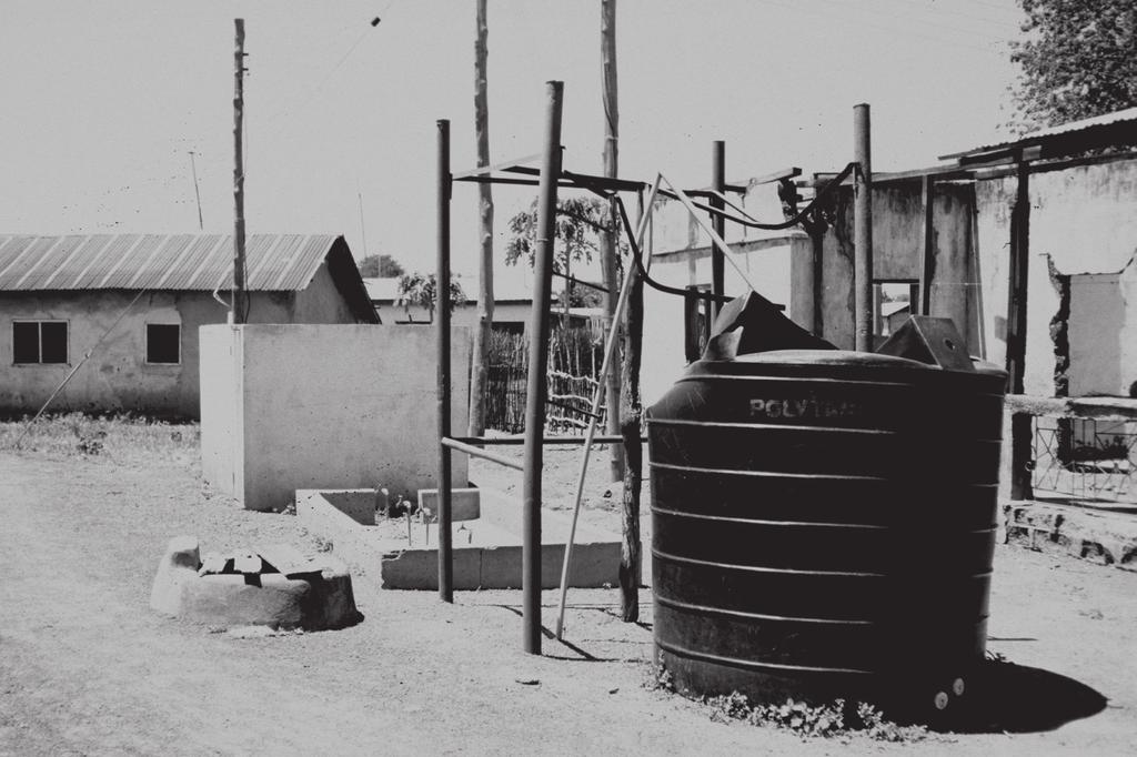 H o l g e r W e i s s Plate 9. Collapsed water-tank in Salaga. The water tank was originally part of the Badariyat Ya qub al-aliyu well in Salaga, but collapsed when it was filled with water.