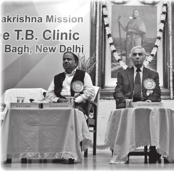 Vivekananda Health Centre s reception Lt Governor Tejindra Khanna (centre) at the RK Mission, New