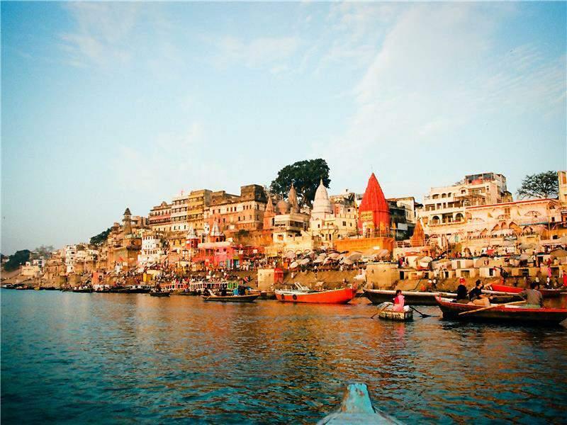 Page 11 of 34 SUNDAY - JANUARY 6 6:30 AM 1 hr 30 min Private Dawn River Cruise on River Ganga Sacred to Hindus and virtually essential to the everyday life of millions of people, the Ganges is