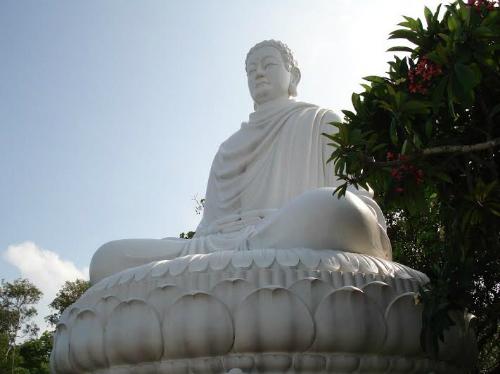 Vit Thich Ca Phat Dai to learn about life Buddha or Lh Son Co Tu to admire 1,600 year-old Buddha statue terestg experience sourn city Vung Tau.