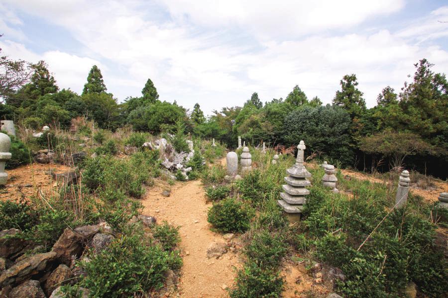 Figure 1. Site of the Kyōgamine sutra burials on Mt. Asama. 1156 1186, Heian period. Photograph by Suzuki Risaku. Courtesy of Suzuki Risaku. religious practice.