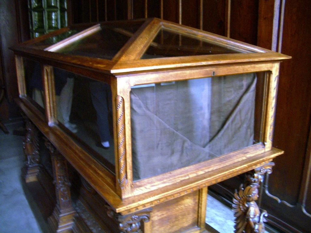 44 Luther s Casket,