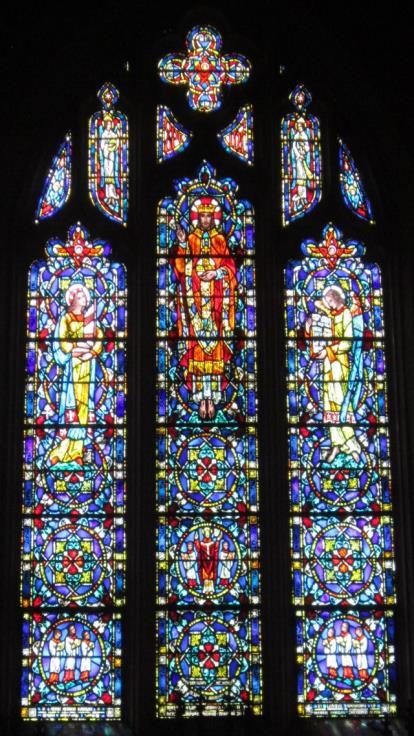 Window 6: Christ the King Installed in 1932, the theme of this window is Christ enthroned in glory. Its motifs symbolize earthly and heavenly praise.