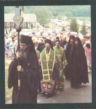 Who Are Monks and Nuns? Introduction Did you know there are women altar servers in the Orthodox Church?