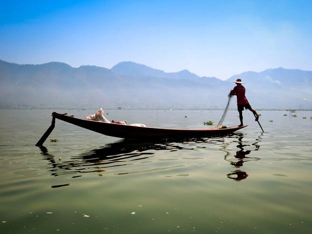 RAN 303-301 INLE LAKE TOUR 3 days/2 nights The prime attraction of the Shan state is Inle Lake. This vast, picturesque lake, surrounded by hazy Blue Mountains, is 900 meters above sea level.