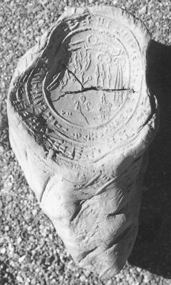 Börker Klähn wrote that the name Danuḫepa on both sides of the seal was written in hieroglyphic writing.