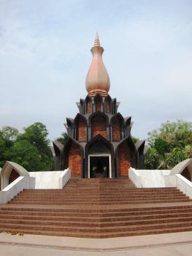 Then transfer to visit the relic stupa of Ajahn Fan