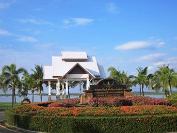 Visit Nong Han Lake Park, the lake is North East Thailand s
