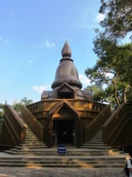 Also within the compound of Wat Pa Sutthawat is the relics chedi of the late Ajahn Lui (a disciple of Ajahn Mun) and the kuti of the late Ajahn Maha Bua with some of his relics on display.