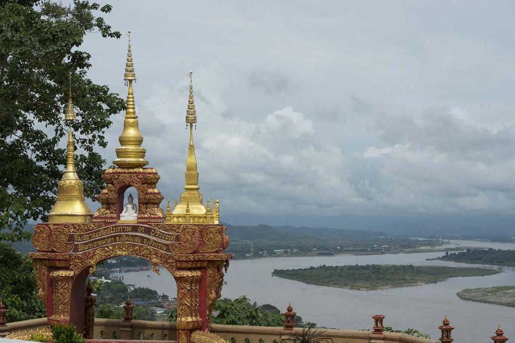 TRAVEL Temple Phra Tart Pa-ngao Temple Sit outside the town of Chaing Saen, by traveling on the road that run along Mekong River from Chiang Saen Chaing Kong, about 4 kilometers away from Chiang Saen.