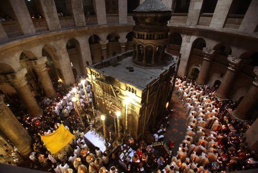 Jesus %tomb%beneath%the%rotunda%in%the%church%of%the%holy%sepulcher.