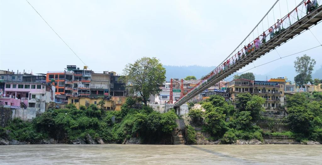 5 October Morning: meditation and yoga Afternoon: walk and free time in Rishikesh Rishikesh consists of two small villages located around two suspension bridges (Jhula's) The Ashram is located at Ram