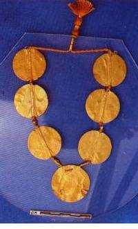 This delicate chaplet of gold leaves separated by lapis lazuli and carnelian beads adorned the forehead of one of the