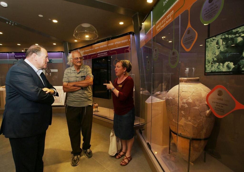 Eliana with Governor Huckabee at the Museum in Shilo It also bears mentioning that the bond between Bnei David and Talmud Torah Hadar Yosef remains strong.