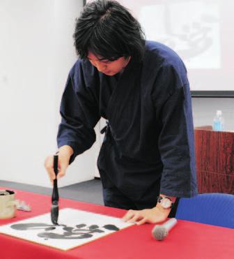 Takeda who has become a popular calligrapher of the times insists that he is still a pack of complexes.