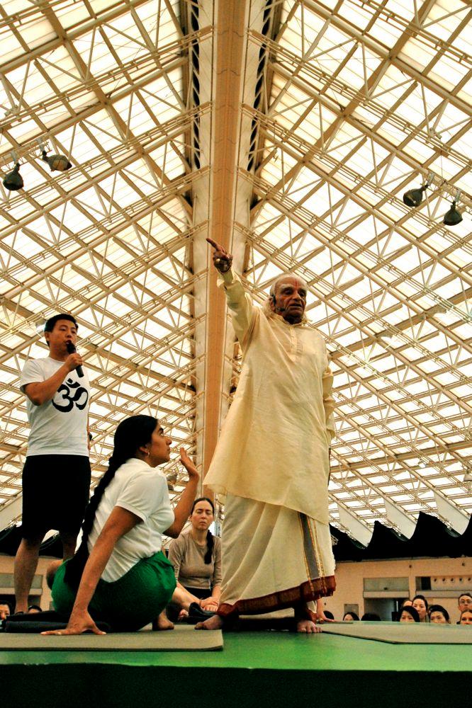 News from IYAC/Les Nouvelles de l'acyi, November, 2011 Guruji teaching at China India summit (photo Guruji at China/India Summit) by Philip Lee Dramatic movie-like music blares in the background, as