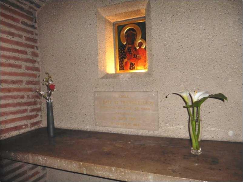 # 272 - Beatification Adèle 2018 Page 4 THE TRANSLATIO OF THE RELICS Niche with the relics of Mother Adèle in the Chapel of Sainte Foy. Reliquary with the remains of Mother Adèle.
