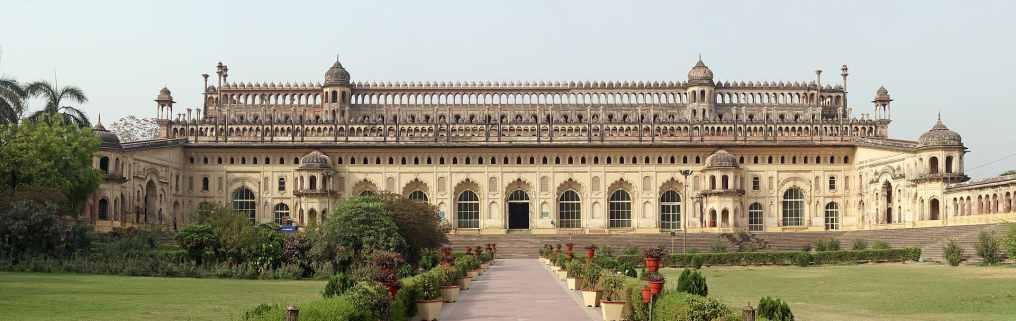 3) ChhotaImambara - Built by Nawab Mohammad Ali Shah (1837-42), on the West of the Bara Imambara, this has more ornate design including exquisite chandeliers, gilt-edged mirrors, silver mimbar and