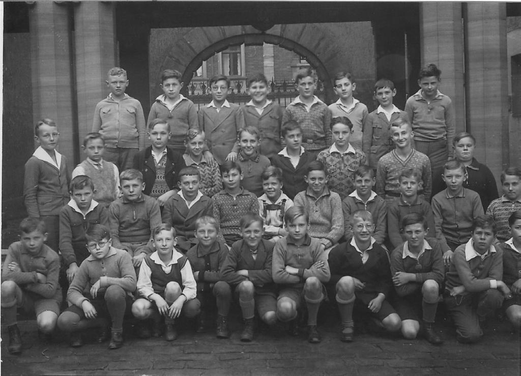 A friendship to be grateful for Ernst (bottom row, third from left) at Realgymnasium School, Nuremberg, Germany, 1931 this book, an atheist deputy headmaster had an influence on his own developing