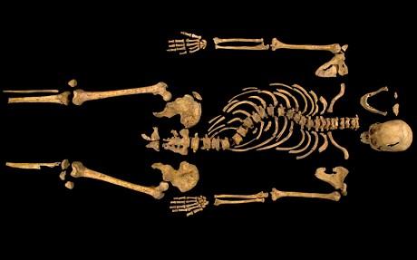 The skeleton had an "unusually slender, almost feminine build for a man" and was aged between the late 20s and early 30s. Richard died aged 32.