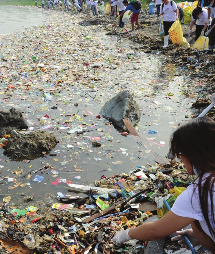 World NeW s d esk WEATHER & ENVIRONMENT Triple Threat Stresses Ocean Ecosystems g POLLUTED WaTER: Volunteers remove garbage that washed ashore along the coastline of Freedom Island in Paranaque city