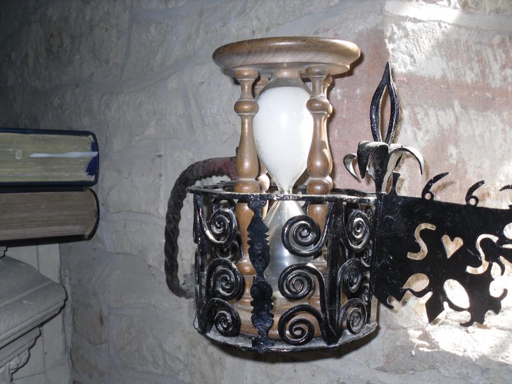 The wrought iron hourglass holder