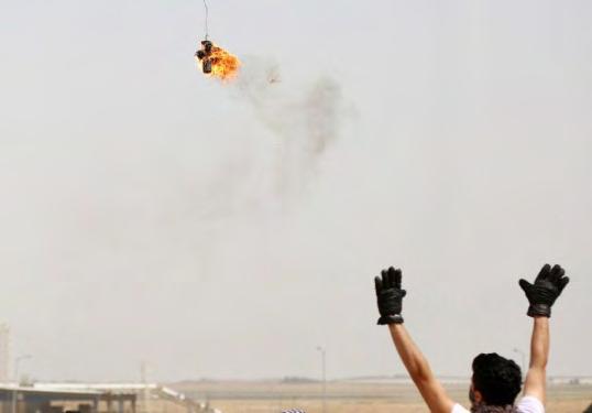 7 Right: A Gazan flies an incendiary kite towards Nahal Oz. Left: The fire caused by the kite (Palinfo Twitter account, May 29, 218).