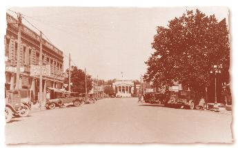 2 Mile 1.0 Round Courthouse Main Street & Round Courthouse c. 1920s.