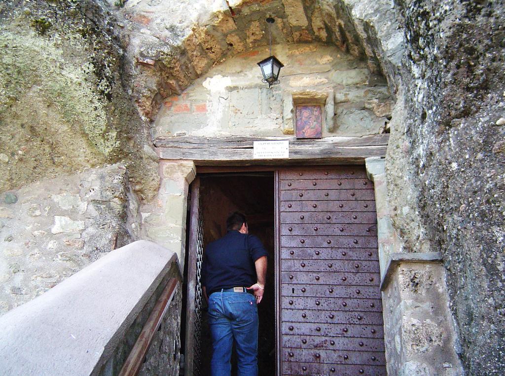 108 The Past in the Present Figure 46: The Varlaam monastery: the entrance (source: author s photo).