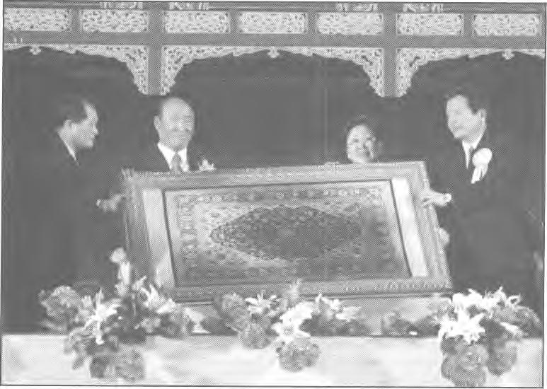 28 To Him I Offer All Glory and Honor Reverend and Mrs. Sun Myung Moon receiving a gift at the Olympic Gymnastic Stadium, Seoul, Korea, February 10, 2000.