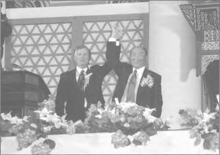 32 To Him I Offer All Glory and Honor Reverend Sun Myung Moon with former United States Vice-President Dan Quayle. a new direction toward a world of purpose. This was the Christian cultural sphere.