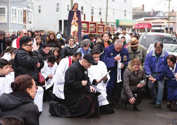 Week. At the Chrism Mass o Wedesday of Holy Week, more tha 200 Priests reewed their Priestly Promises before the