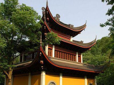 The original pagoda was built during Five Dynasties and Ten Kingdoms period, at the order of King Qian Chu. It was built to celebrate the birth of Qian Chu's son, born to his Huang Fei.
