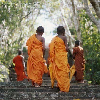 In the afternoon, proceed to Mihintale for a visit Eight miles east of Anuradhapura, close to the Anuradhapura Trincomalee Road is situated the "Missaka Pabbata" which is 1000 feet in height and is