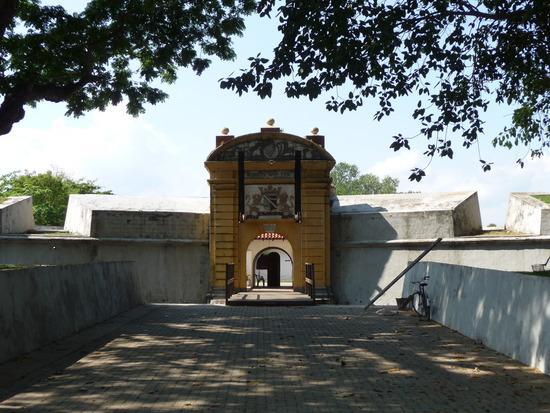 Situated on the opposite bank of the river Nilwala, where the main Fort is located, it was used as a defensive structure to prevent the inland attacks on the Matara Fort by the Sinhalese army.