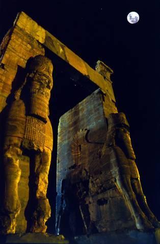 Shiraz All Nations Gate, Statue of Xerxes