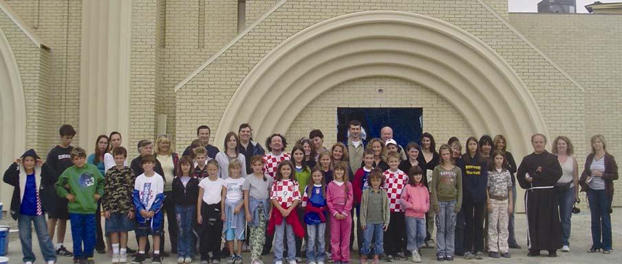 sredini desno) Hrvatska škola Kraljica mira u posjetu novoj crkvi na Hrvatskom centru