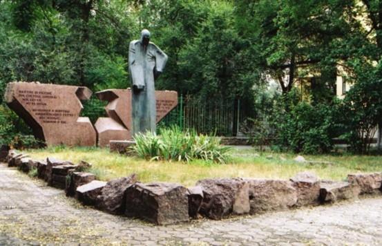 1) Monument to Chisinau Pogrom Victims The Chisinau pogroms (more commonly known as the Kishinev pogroms) took place in 1903 and 1905.
