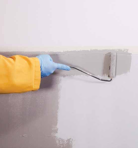 Apply a thin smooth coat of Lady Design Romano in White using the steel trowel on the top half of the wall and allow it to dry. Then apply a second thin coat and smooth it out.