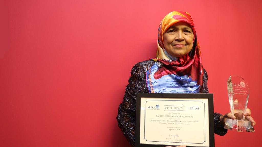 Professor Normah, who has more than 30 years of experience in the research field received the Game Changer Award 2016 due to her efforts of introducing ARI HICoE s research niche in Islamic Financial