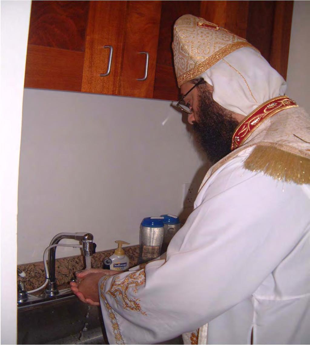 2. Washing Hands and Choosing the Lamb (1) The priest washes his hands three times before going outside the