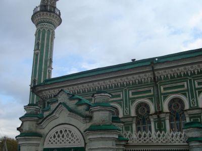 the Volga Bulgars in 922. Based on the design of Pechnikov from 1914, the mosque was built from 1924 to 1926 with private donations from Muslims.