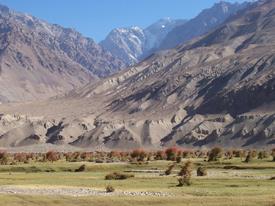 Mountains Hindu Kush, Zagros, Elburz, Taurus = major ranges