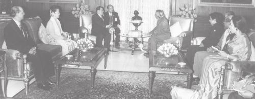 4 THE NEW LIGHT OF MYANMAR Sunday, 31 October, 2004 Senior General Than Shwe and wife Daw Kyaing Kyaing meet Indian President Mr APJ Abdul Kalam at Rashtropoti Bhavan in New Delhi before attending
