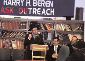Beren ASK OUTREACH Initiative Rav Shmuel Kamenetsky, Rosh Yeshiva of the Talmudical Yeshiva of Philadelphia, visited OU headquarters in New York this week to give words of chizuk to an audience of OU