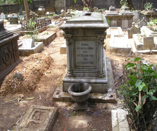 Ruttie Jinnah at the Khoja Shia Ithna-Asheri Aram Bagh Cemetery, Bombay.