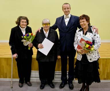 News in brief Prize-winners Ellen Randoja, Anni Oraveer, Maire Sala, and President Toomas Hendrik Ilves. Photo by Alar Madisson 2011.