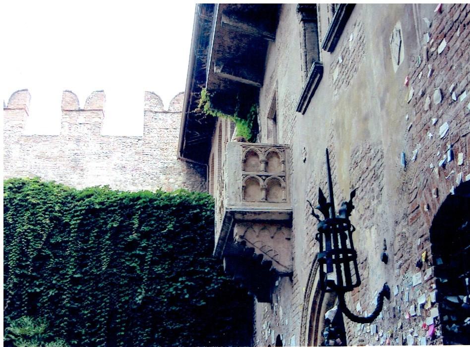 LOCATION: 23 VIA CAPPELLO, VERONA ITALY. CASA DI GIULIETTA FAMOUS SHAKESPERIAN BALCONY / A LOVE STORY WHAT FAMOUS COUPLE HAVE HAD A CONNECTION WITH THIS BALCONY.