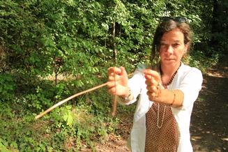 Hold the cooper Dowsing rods loose in the hands so they are free to move.