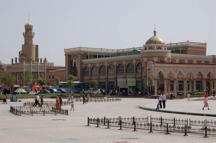 The changing city face of Kashgar means that few buildings in the 'old city' will be kept. The loss of such an architectural heritage is blamed on Han migration.
